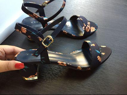 Vincci floral navy heels