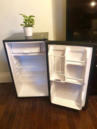 Magic Chef 3.5 cubic-ft mini fridge (BLACK)