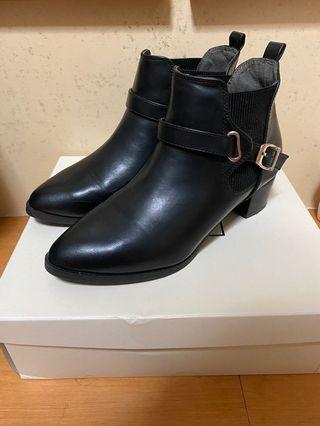 Randa 皮帶金屬釦棉花糖短靴