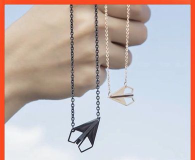 紙飛機情侶頸鏈讓它載着幸福飛到你身邊 Valentine’s Day Couple Necklace (情人節禮物送禮之選)(預訂中!有需要者請盡快落單)(返了現貨2 Set )   物料:鈦鋼 ,不易氧化及脫色  顏色:女裝 - 玫瑰金 , 男裝 - 黑色  長度 :女裝 48cm , 男裝 58cm   售 : HK$380/對64214782000898110