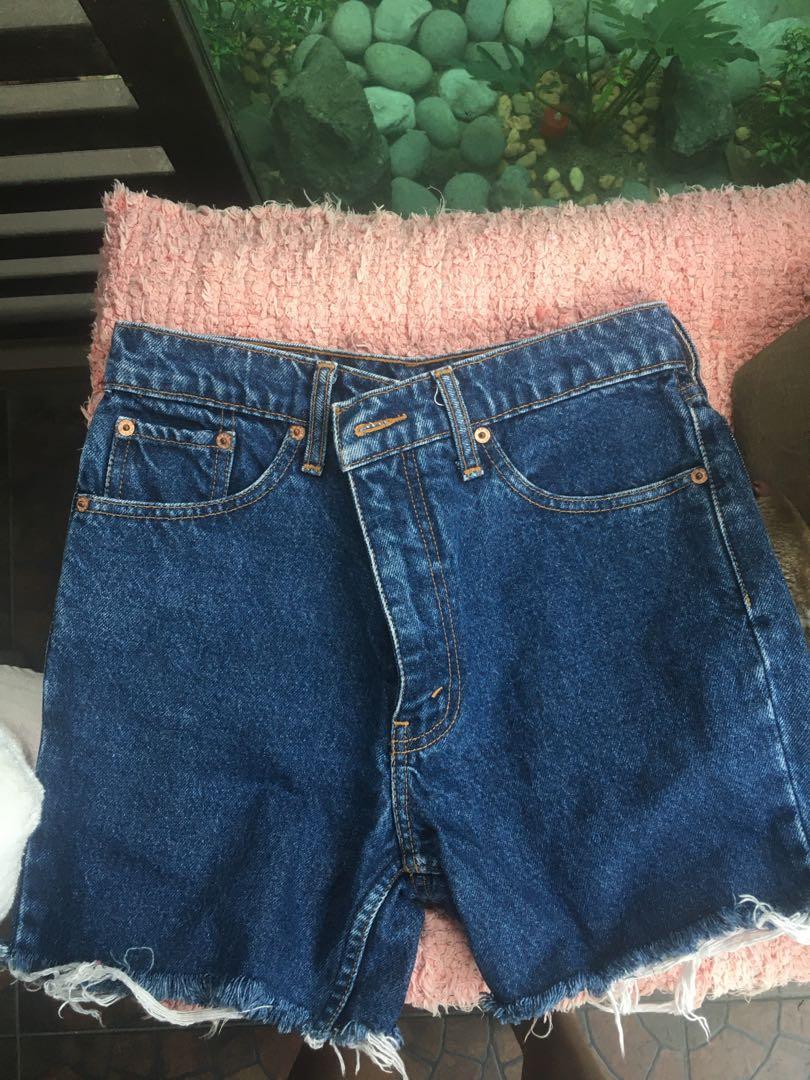 Levis Dark Denim Shorts Highwaist (Category: Jeans) located in Manila. Submitted by 001ecl (Listing ID 274782917, Image 2). Description: .