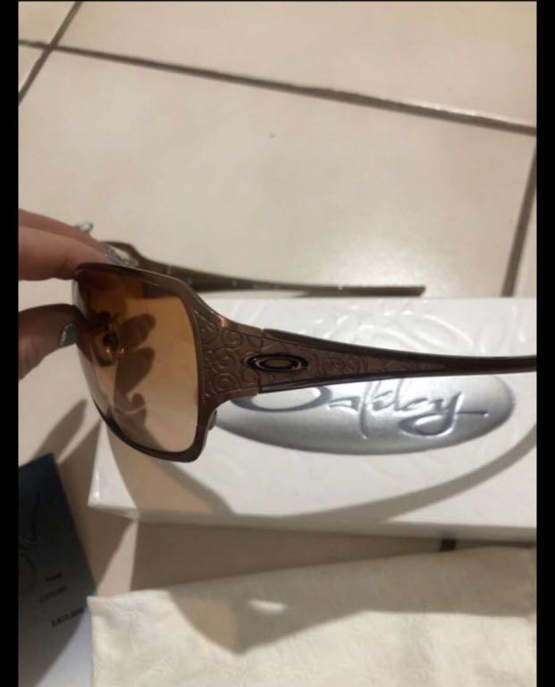Oakley behave sunglasses top