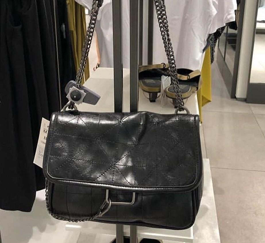 WHATS IN MY BAG 2020! (Zara Rocker Soft Crossbody Handbag) atelier