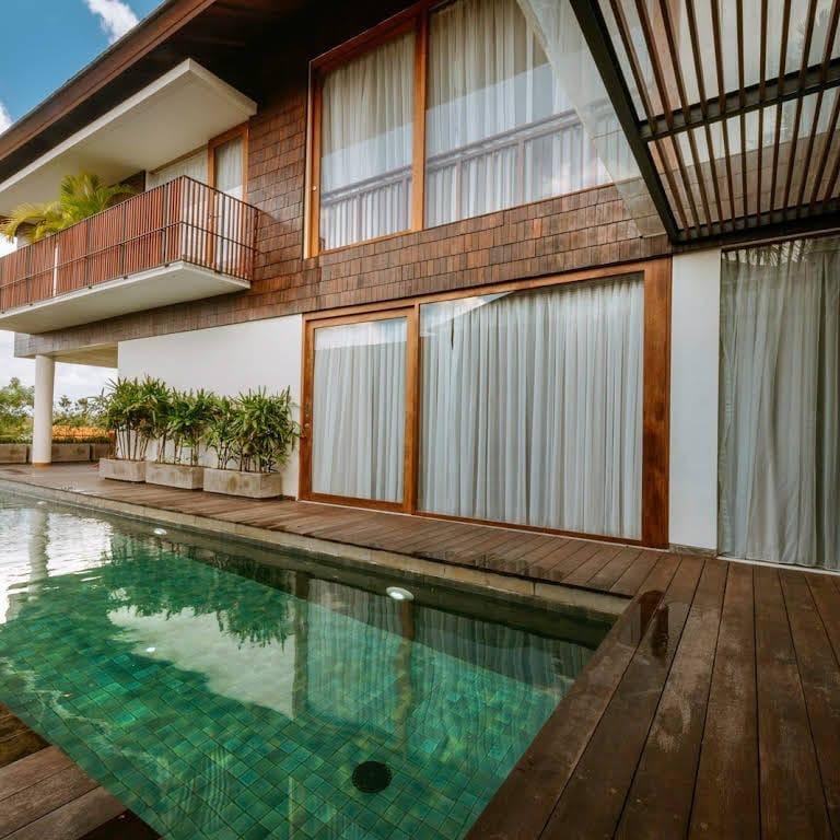  Jual  Villa mewah di Canggu Kuta  Utara  Badung ada pool 