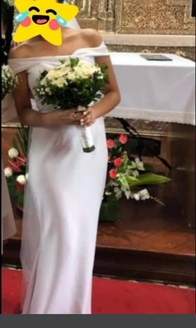 Plain white long dress/gown (Minimalist) (Category: Evening dresses & gowns) located in Manila. Submitted by eacords (Listing ID 276167549, Image 2). Description: Selling my minimalist wedding gown (no flaws, no beads and no lace) used last Sep 2019. Fabric is neoprene. It comes with a box and complete package (veil and cord ). My height is 5"4. My waist line is 29. FOR RENT - 800Php (Security deposit: 2,000) MEET UP: with box - SNR Shaw Mandaluy
