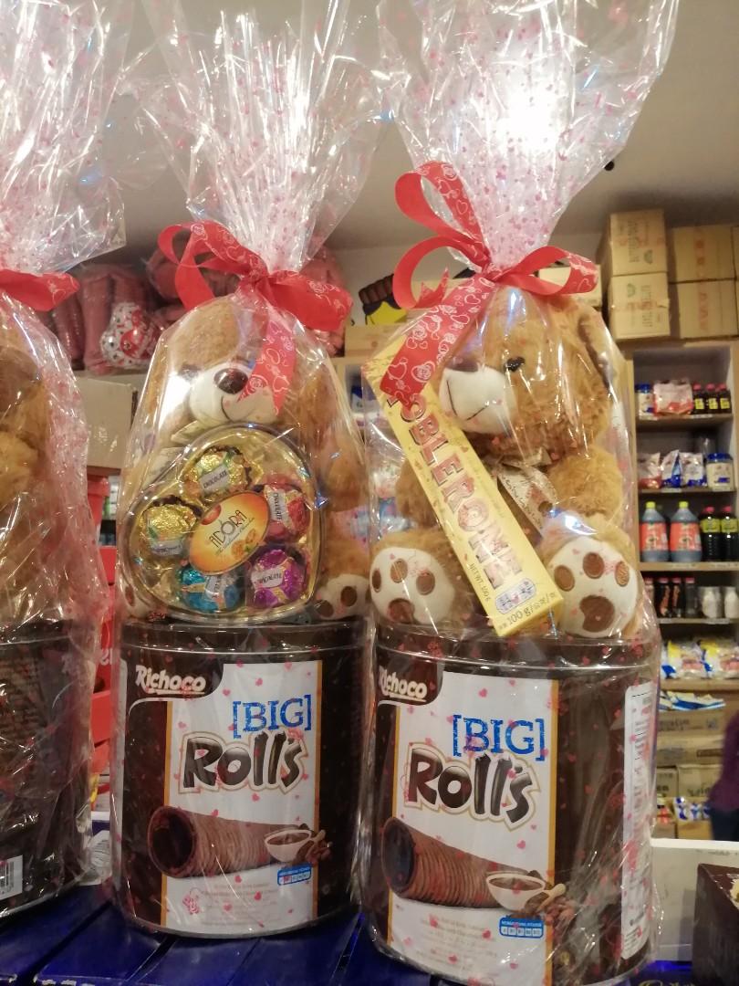 Valentines Gift Set (Category: Gift Baskets & Hampers) located in Manila. Submitted by kcoonlineshop (Listing ID 276269741, Image 1). Description: .