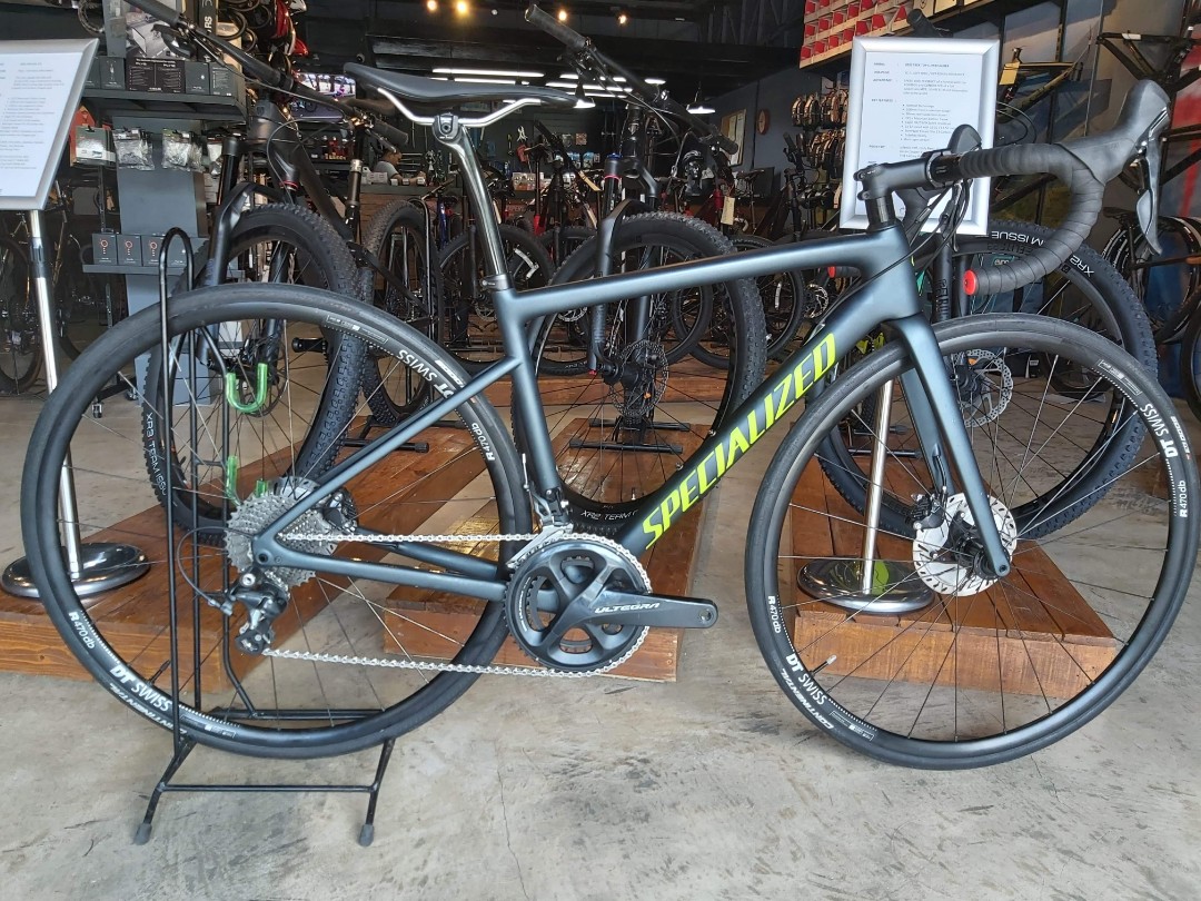 road bike with hydraulic disc brakes