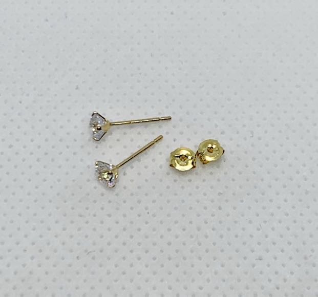 Real 18k japan yellow gold earrings.