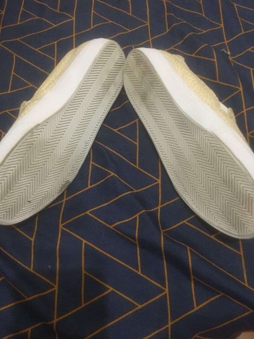 S@le!!! (Category: Sneakers) located in Pasay City. Submitted by agy21 (Listing ID 276360485, Image 3). Description: Condition:good as new. 9/10 condition .