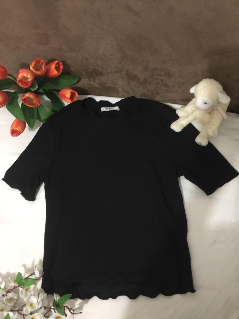 Zara Trafaluc Ribbed Crop Top ( Black ) (Category: Sleeveless) located in Cebu City. Submitted by little_cherry (Listing ID 276352901, Image 1). Description: .