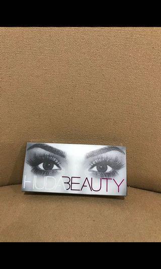 Huda Beauty Scarlett lashes