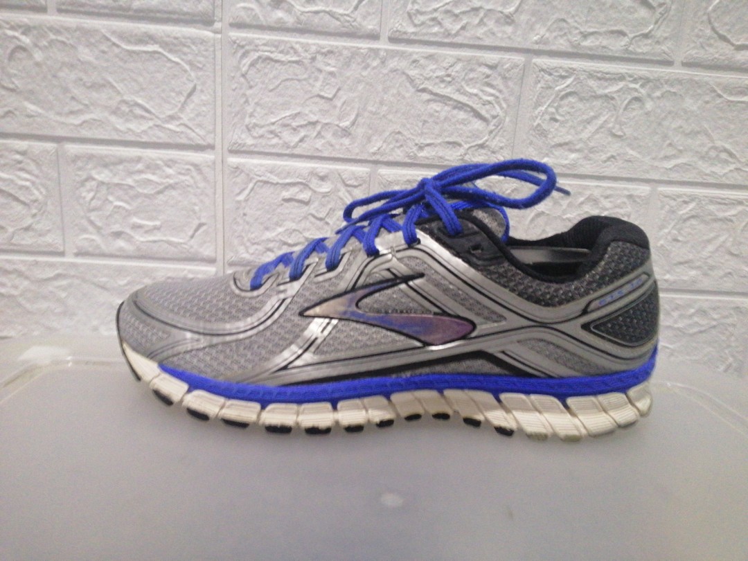 Brooks GTS 16, Men's Fashion, Activewear on Carousell