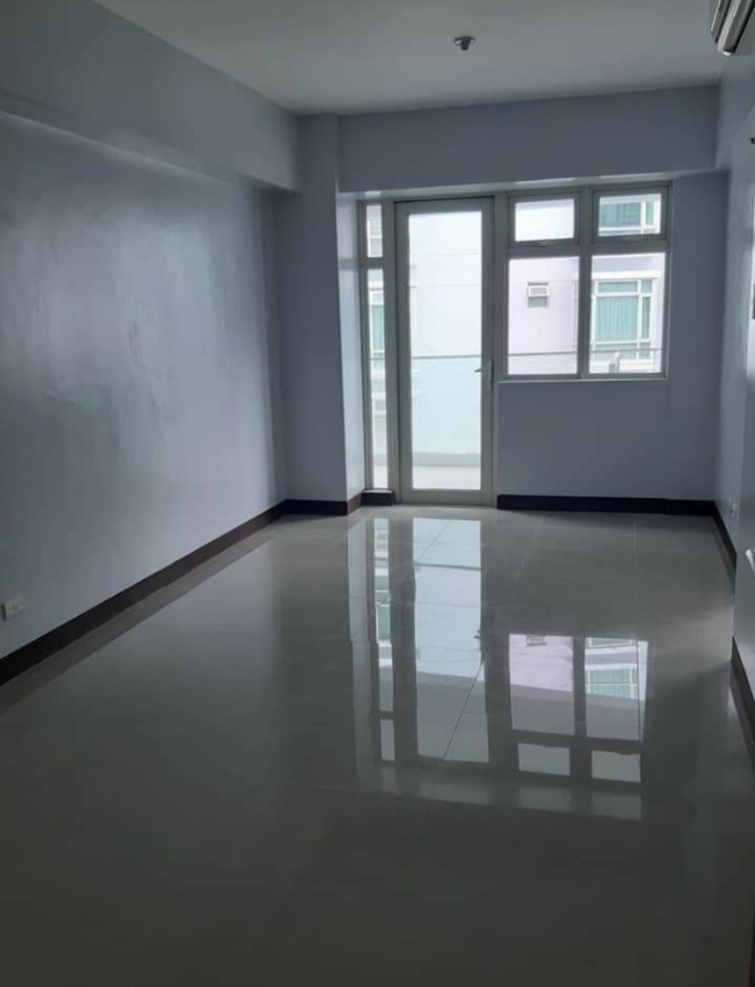 THE PARKSIDE VILLAS W/ Parking NEWPORT PASAY CITY CONDO FOR SALE