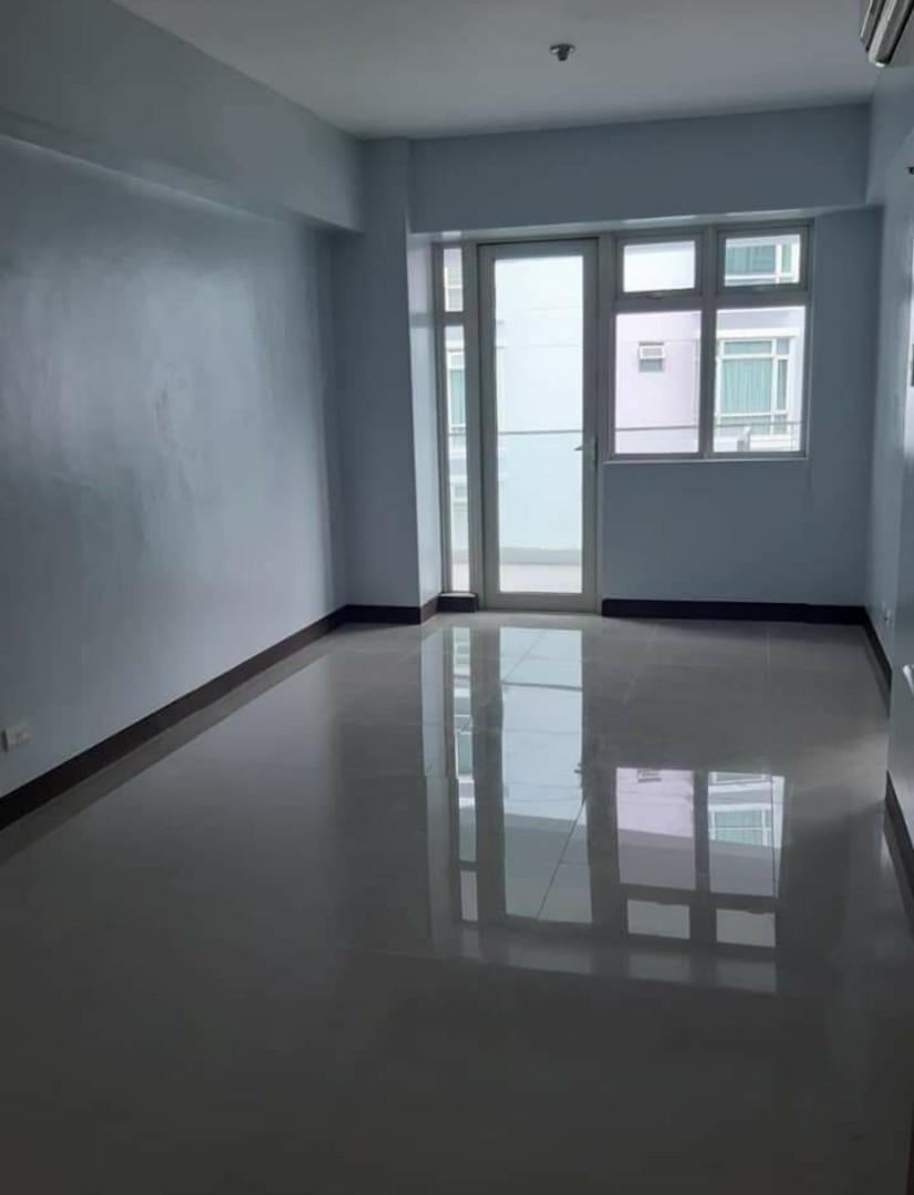 THE PARKSIDE VILLAS W/ Parking NEWPORT PASAY CITY CONDO FOR SALE