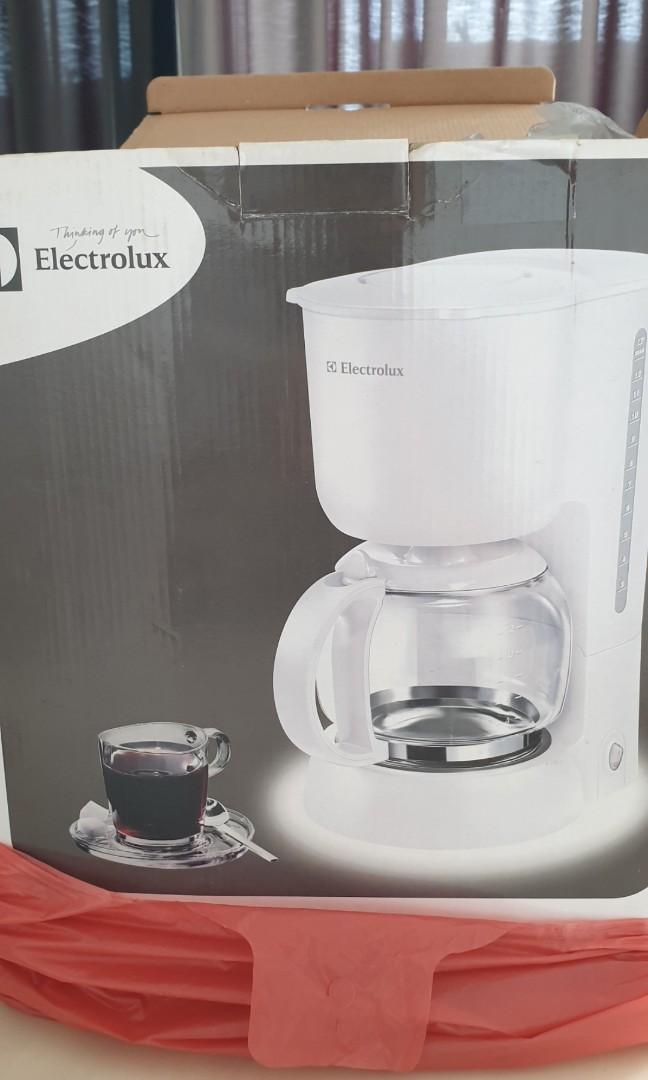 Coffee Maker (Category: Coffee Machines & Makers) located in Singapore. Submitted by square123 (Listing ID 276652579, Image 1). Description: Model ECM1250 White color 2.65kg.