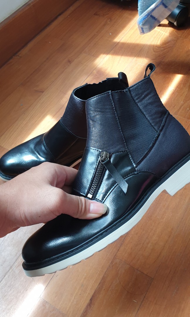 ZALORA Chelsea Boots Men s Fashion Footwear Boots on Carousell