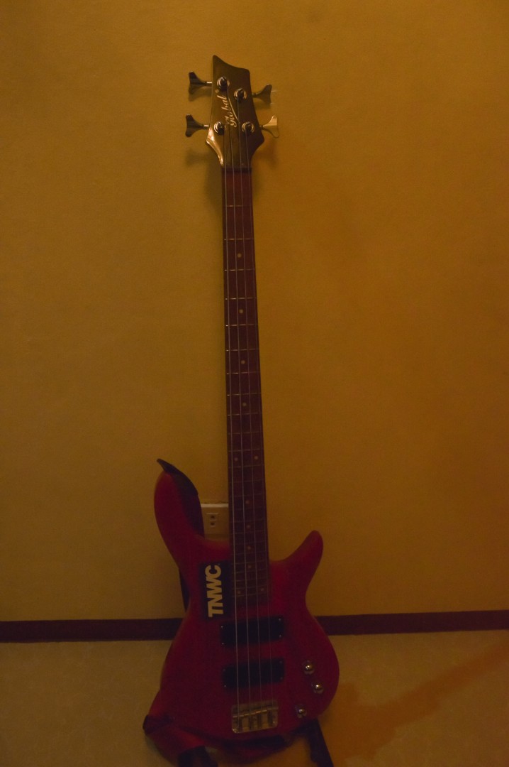 7.5K Global Bass Guitar + 20 Watts RJ Basic Bass Amp + 18.5 Feet RJ Basic Cord +Free Bass Guitar Case