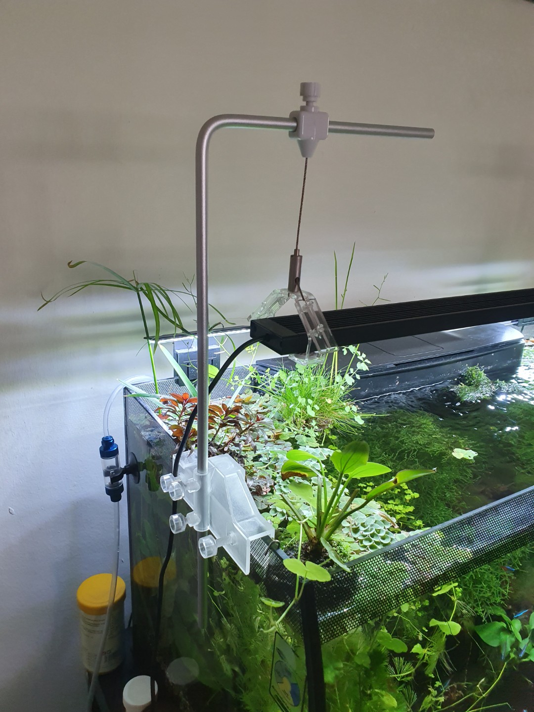 Aquarium light outlet hanging kit