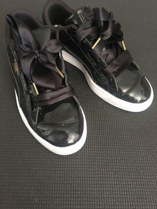 Black puma shoes