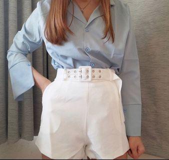High waist shorts in white with belt and pockets