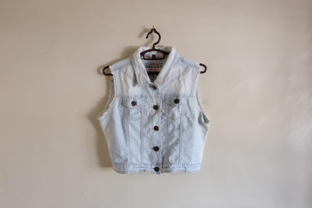 Faded Denim Vest (Category: Others Tops) located in Quezon City. Submitted by cdeclutters (Listing ID 277147251, Image 1). Description: - medium, but i like using it as a loose vest over a tank top (i'm an XS) Shipping and meetups on weekdays ONLY. Shipping fee c/o buyer (via Fastrack) Grab delivery available at buyer's expense. MOP: BPI, Unionbank, Paymaya RFS: Decluttering.
