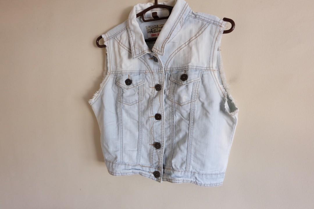 Faded Denim Vest (Category: Others Tops) located in Quezon City. Submitted by cdeclutters (Listing ID 277147251, Image 2). Description: - medium, but i like using it as a loose vest over a tank top (i'm an XS) Shipping and meetups on weekdays ONLY. Shipping fee c/o buyer (via Fastrack) Grab delivery available at buyer's expense. MOP: BPI, Unionbank, Paymaya RFS: Decluttering.