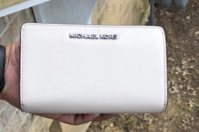 Instock) Michael Kors Jet Set Travel Slim Bifold Wallet in Cement, Luxury,  Bags & Wallets on Carousell