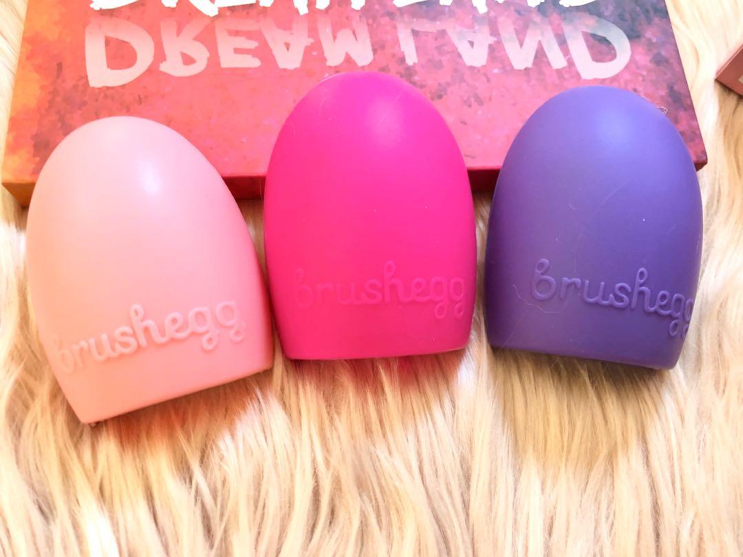 Brush Egg (Category: Makeup) located in Kota Bharu. Submitted by _rynnnx (Listing ID 277368439, Image 1). Description: 💜 EGG BRUSH CLEANING TOOL Available in 3 colors 🤩 Makeup brush yg selalu guna tu lama2 kena cuci jgk tawww. Tk geli ke asyik guna brush sama berbulan2 🥴🥴 . So cara nk guna egg brush cleaner ni senang je uolsss😘 🎀 Basahkan berus makeup. 🎀 Letakkan sedikit sabun/foam/shower gel. 🎀 Tonyohkan pada Brush Egg sambil sambil dibi