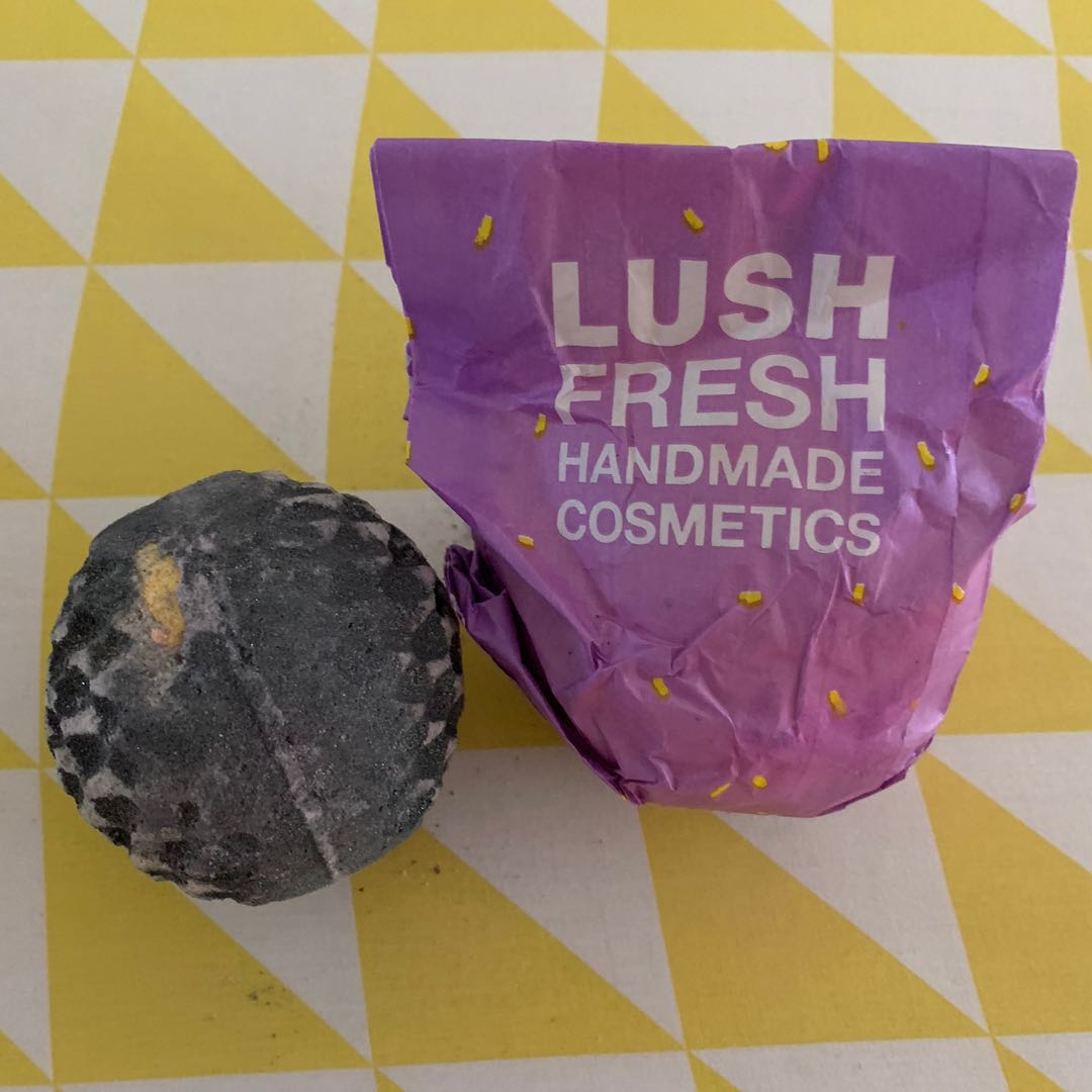 Lush bath bomb x 2, Beauty & Personal Care, Bath & Body, Bath on Carousell