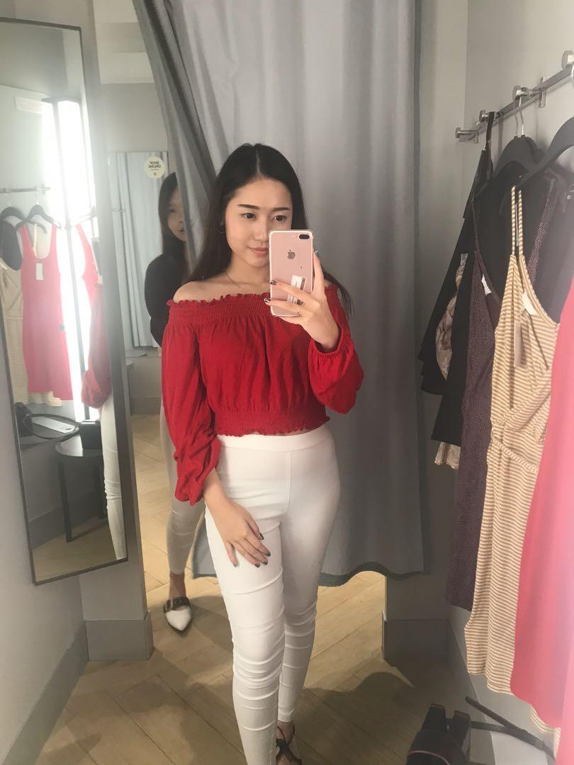 Red Top Sabrina Merah Longsleeve Hnm H M Fesyen Wanita Pakaian Wanita Atasan Di Carousell