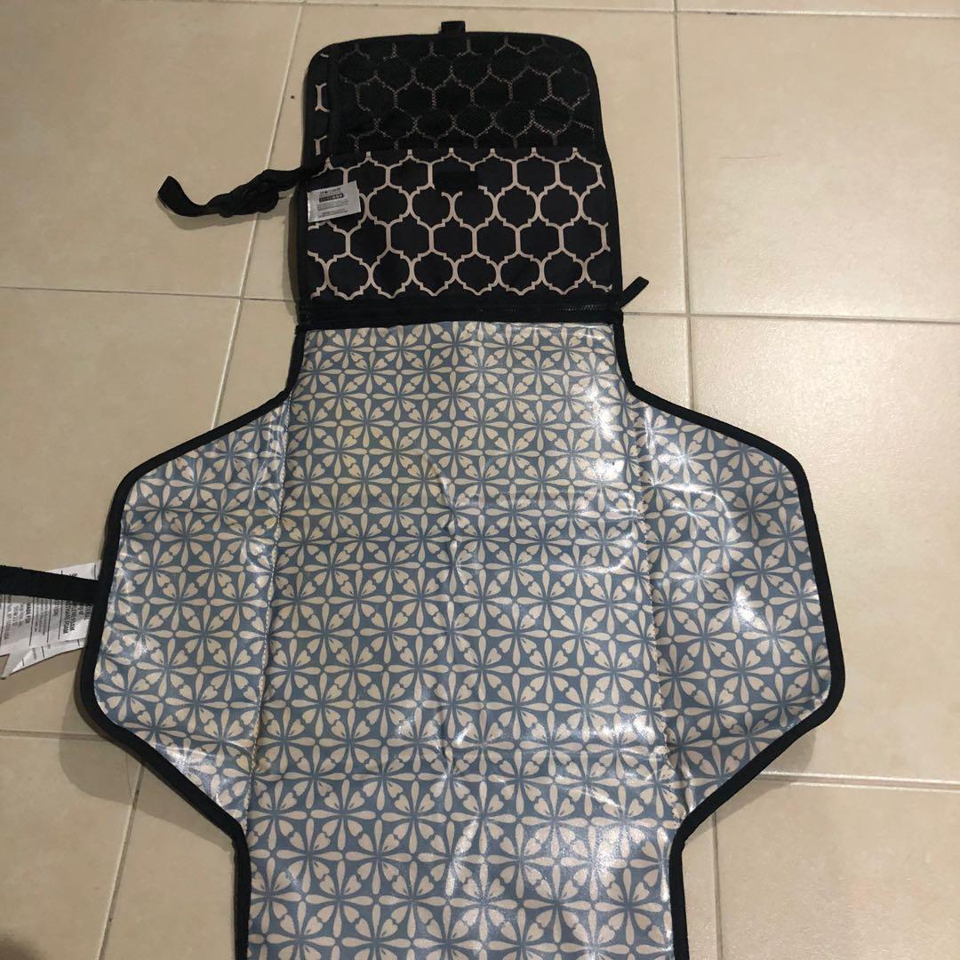 Skip Hop Changing Mat (Category: Changing Tables & Stations) located in Taguig. Submitted by the_abilty (Listing ID 277315929, Image 2). Description: .