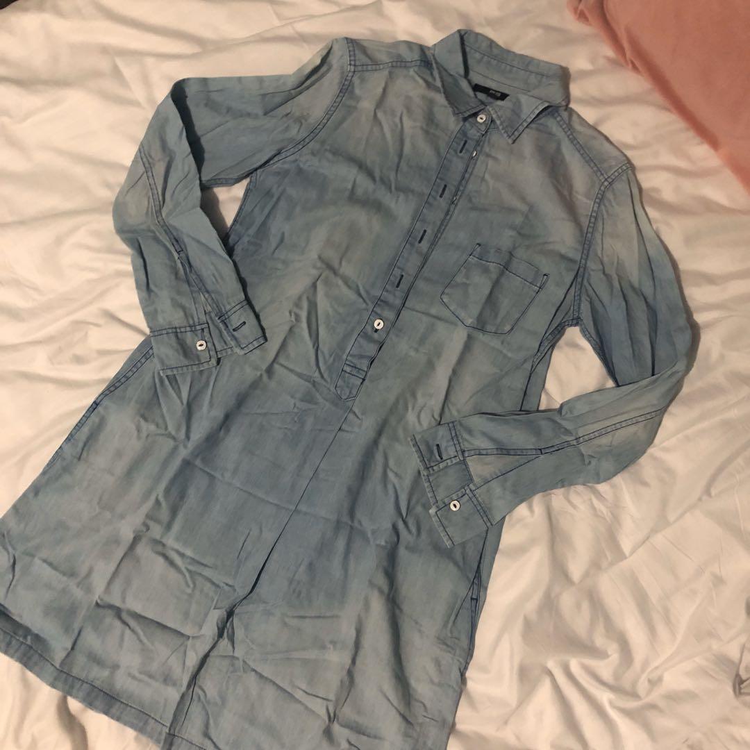 UNIQLO Denim Dress (Category: Dresses) located in Manila. Submitted by thingsntrinkets (Listing ID 277292294, Image 1). Description: .