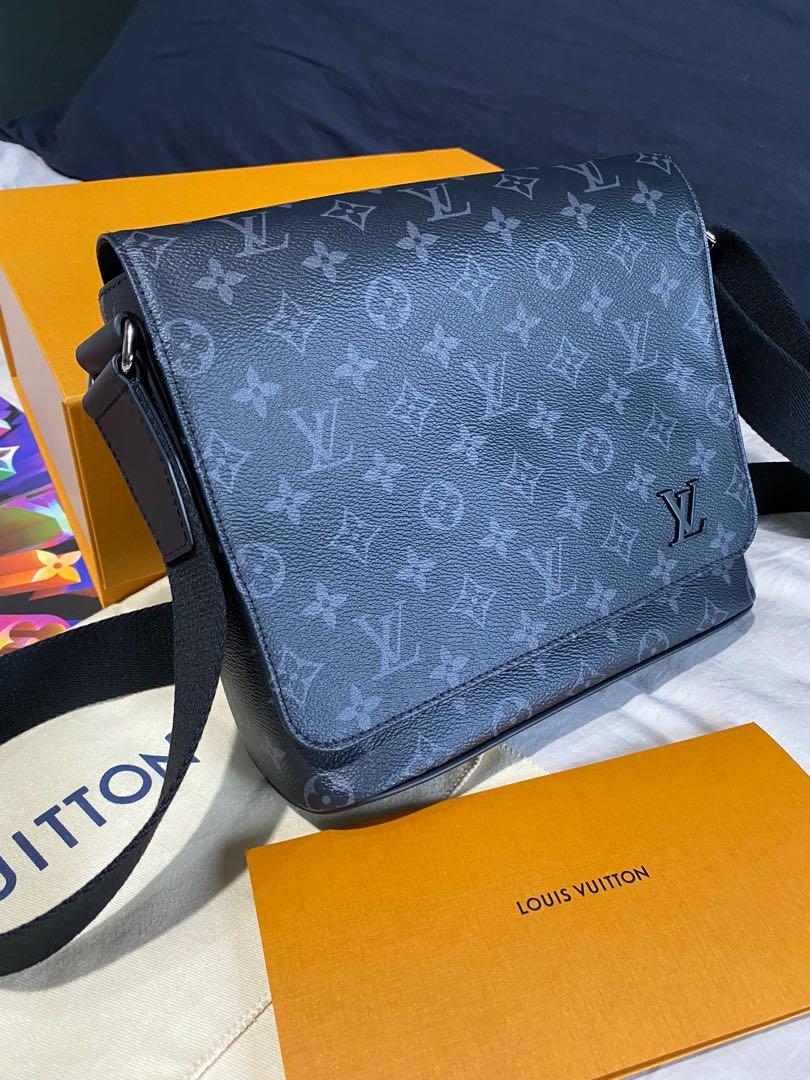 Bolsa Louis Vuitton Messenger District PM Monogram Eclipse - LLebu: A  melhor experiência de Luxo online do mundo!