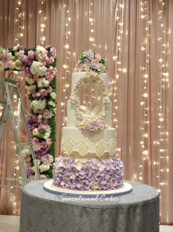 Wedding cake with led lights | Honestweddingadvice.com