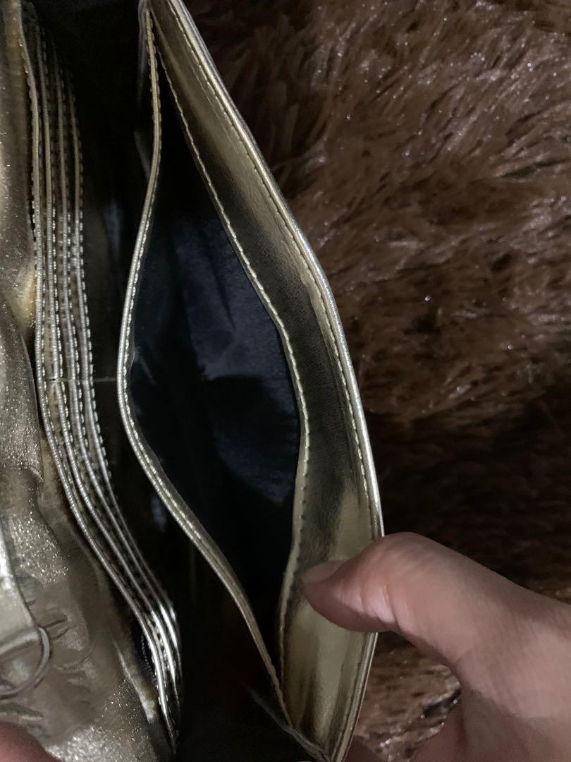 ORIGINAL. WALLET ON CHAIN (Category: Luxury Bags & Wallets) located in Manila. Submitted by raila.bags (Listing ID 277628459, Image 3). Description: ORIGINAL marc jacobs wallet on chain rwmovable ang chain strap kaya oede cluctor pouch dami lagayan ng card slot neto.