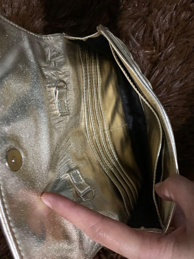 ORIGINAL. WALLET ON CHAIN (Category: Luxury Bags & Wallets) located in Manila. Submitted by raila.bags (Listing ID 277628459, Image 2). Description: ORIGINAL marc jacobs wallet on chain rwmovable ang chain strap kaya oede cluctor pouch dami lagayan ng card slot neto.