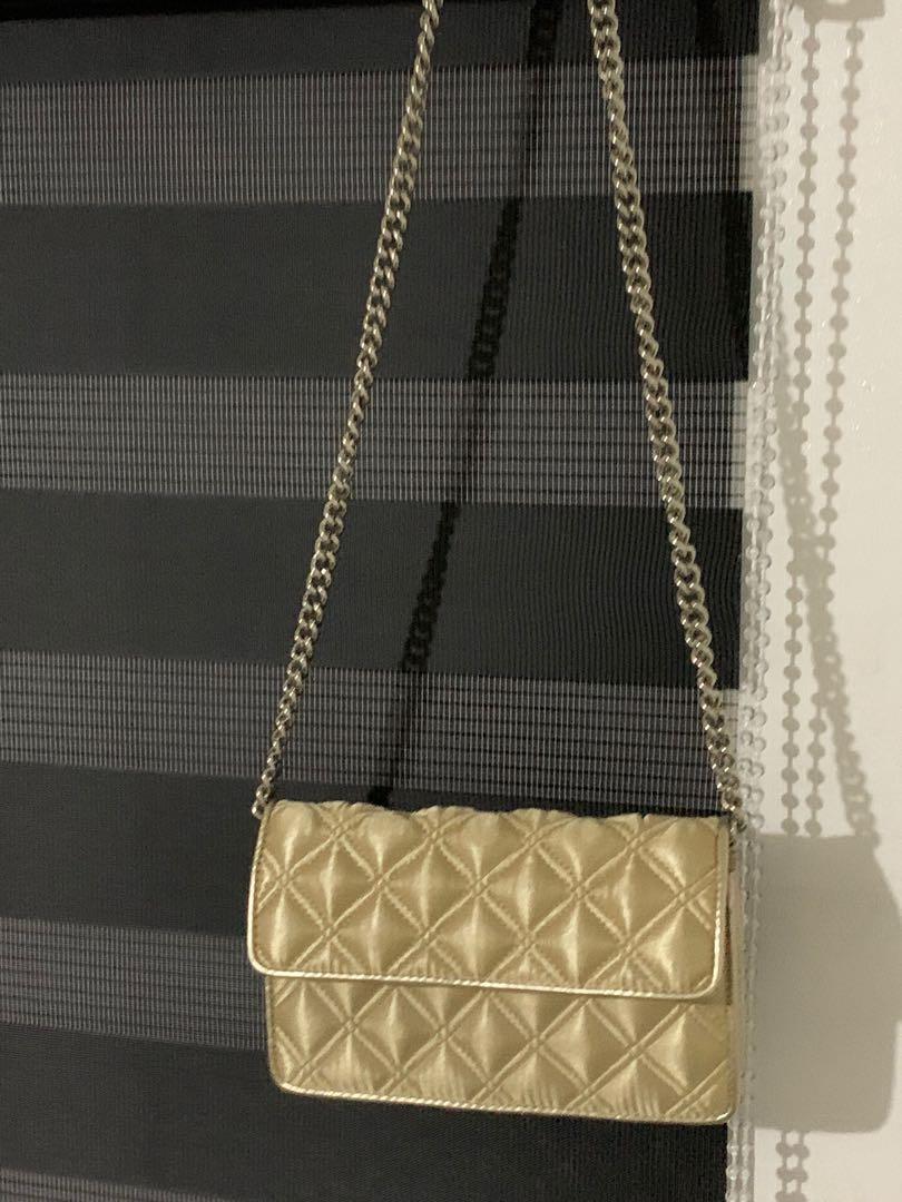 ORIGINAL. WALLET ON CHAIN (Category: Luxury Bags & Wallets) located in Manila. Submitted by raila.bags (Listing ID 277628459, Image 1). Description: ORIGINAL marc jacobs wallet on chain rwmovable ang chain strap kaya oede cluctor pouch dami lagayan ng card slot neto.
