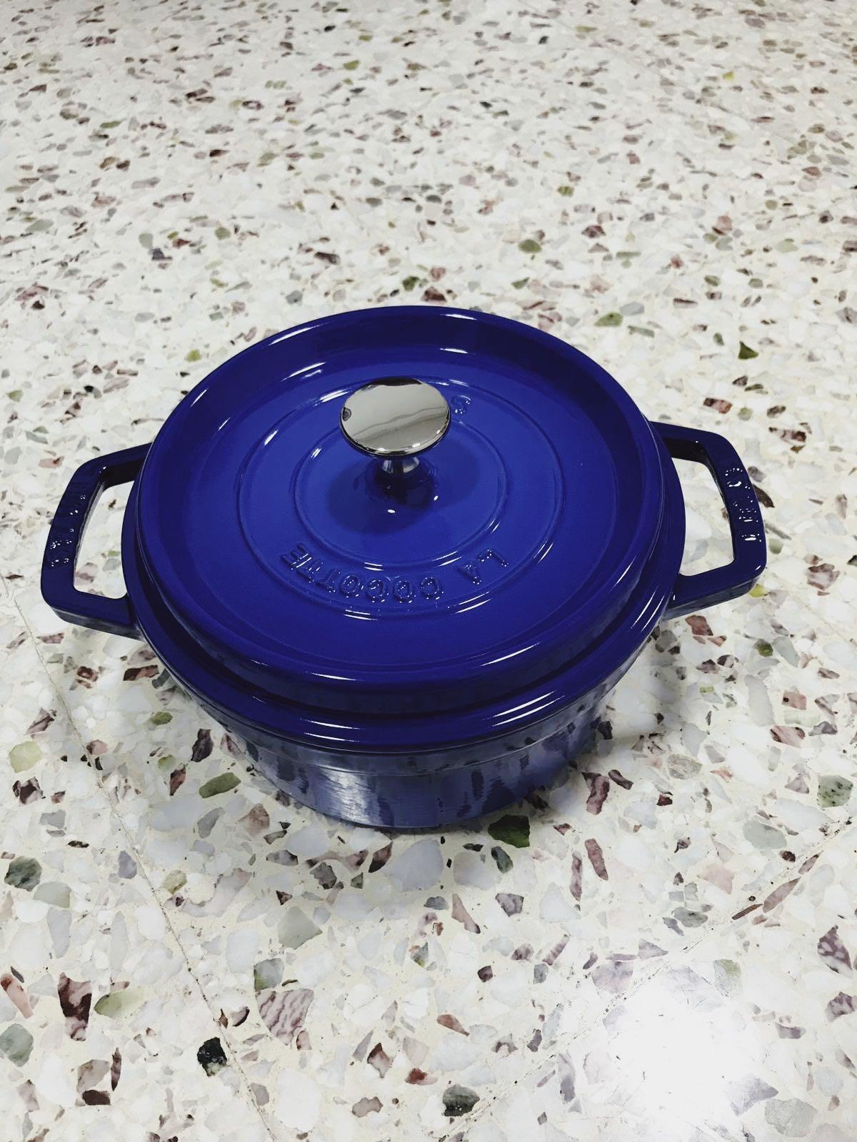 Almost Brand New Staub Cocotte Ronde 20cm 2.2L, Furniture & Home 