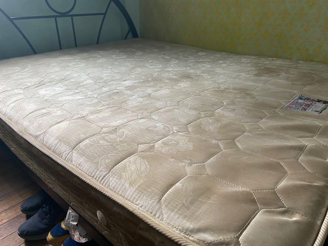 Sheratone queen spring mattress with bed frame (Category: Bed Frames & Mattresses) located in Mandaluyong City. Submitted by ecemark (Listing ID 277801111, Image 1). Description: Sheratone bed spring mattress including bed frame for sale. Need to pick up at home. Mandaluyong area. Negotiable.. message is the key..