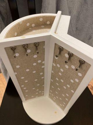 Accessories organizer with mirror