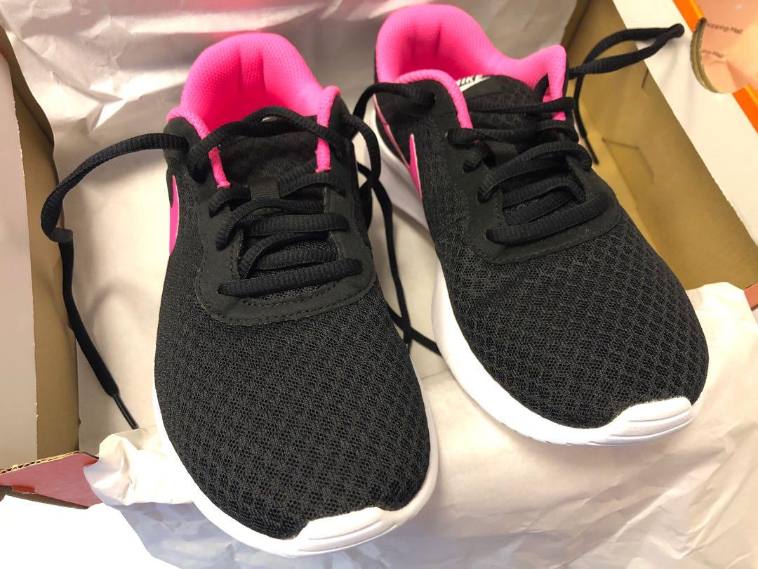 Women's nike tanjun black best sale and pink