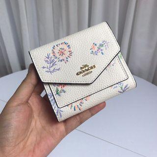 COACH 69849 新款女士三折短夾 翻蓋短夾 搭扣設計 內裡全皮 花卉點綴 附購證