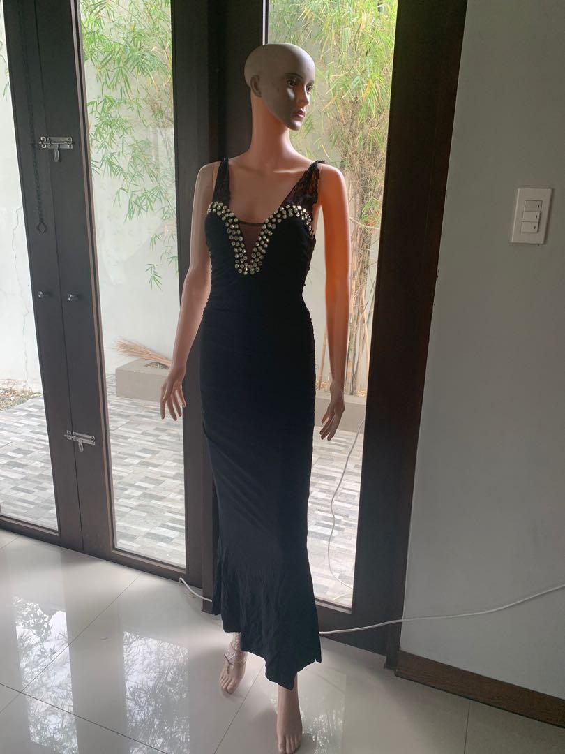Black gown for sale (Category: Evening dresses & gowns) located in Manila. Submitted by apple_up (Listing ID 278284269, Image 1). Description: Need a little alter On tha strap or can be use as Tube . .