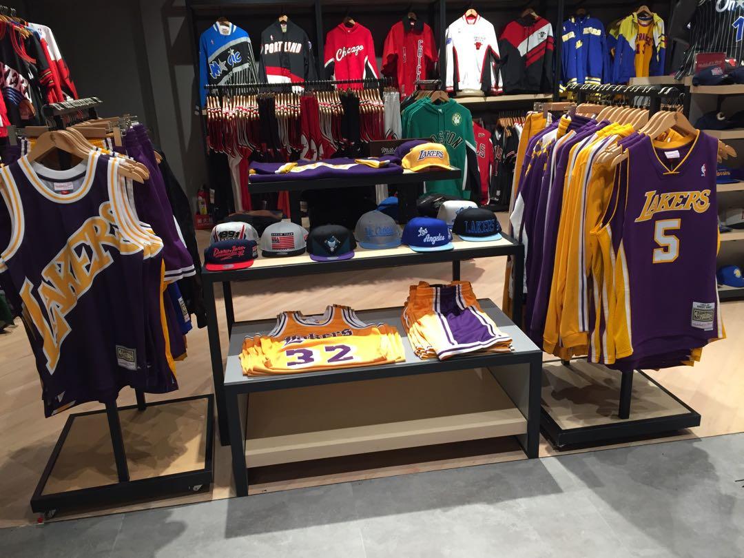 Nba M N Swingman Old English Faded 32 Johnson Jersey Sports Sports Apparel On Carousell