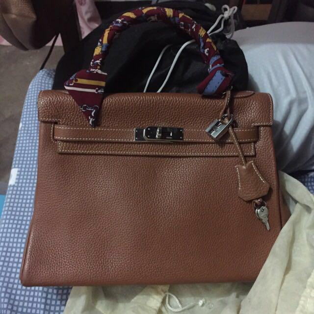 AUTHENTIC HERMES BIRKIN (Category: Luxury Bags & Wallets) located in Pasig City. Submitted by toothless.project (Listing ID 278144742, Image 1). Description: Planning to sell this baby 😭 Badly needed cash for contruction. Super seldomly used. Excellent condition. RFS: NEED ASAP FUNDS FOR AN HANGING CONTRUCTION PROJECT. Please do help me. Thank you Original Dust bag not included. Note: BAG HAS NO AUTHENTICITY CARD and Wasn’t authenticated coz it 