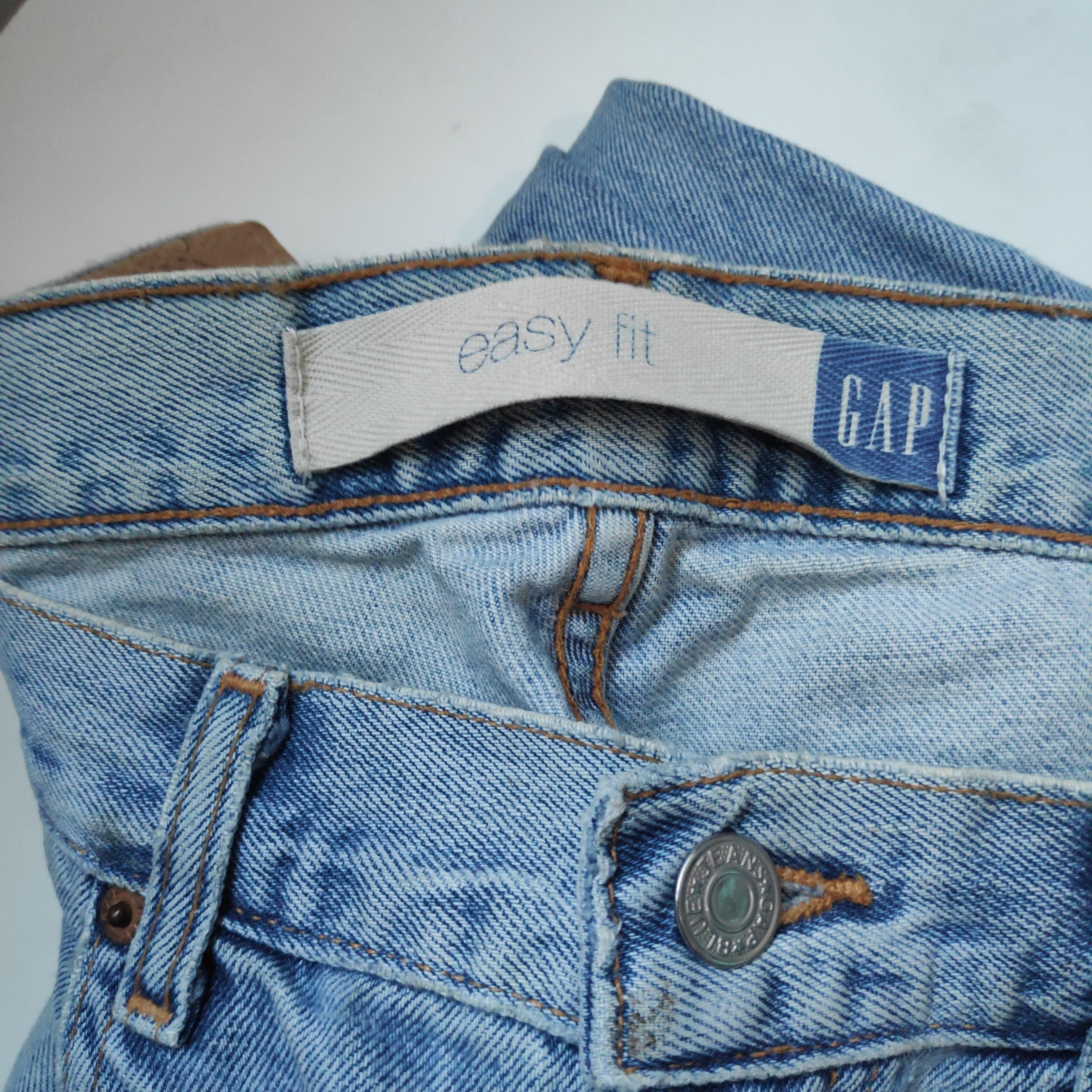 Gap Denim Jeans Easy Fit (Category: Jeans) located in Quezon City. Submitted by cheecharon (Listing ID 278424708, Image 2). Description: 💯 authentic in very good conditon! rfs: helping my org raise funds. measurements when laid flat: waistline: 32" length: 40".