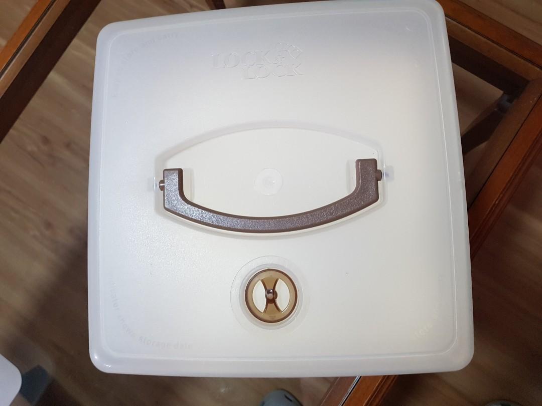 Lock n Lock Cake Carrier, Furniture & Home Living, Kitchenware