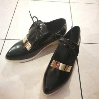 Black shoe (80% new)