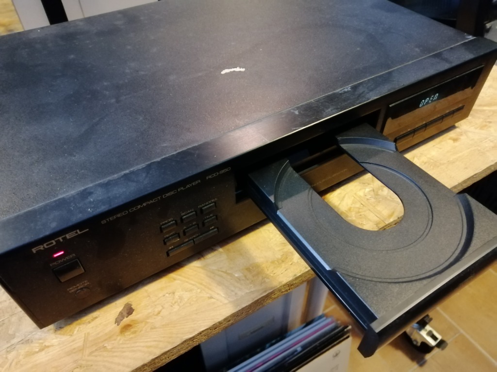 Rotel RCD 950 CD player with digital output, 興趣及遊戲, 音樂樂器 & 配件, 音樂與媒體