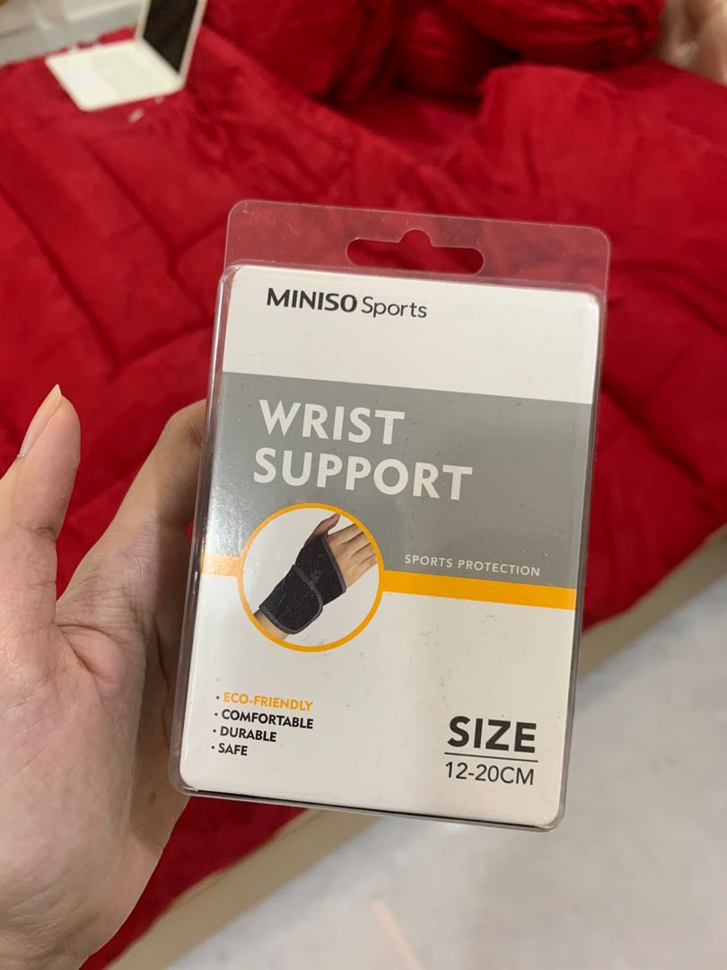 Wrist support miniso, Olah Raga, Baju Olahraga di Carousell